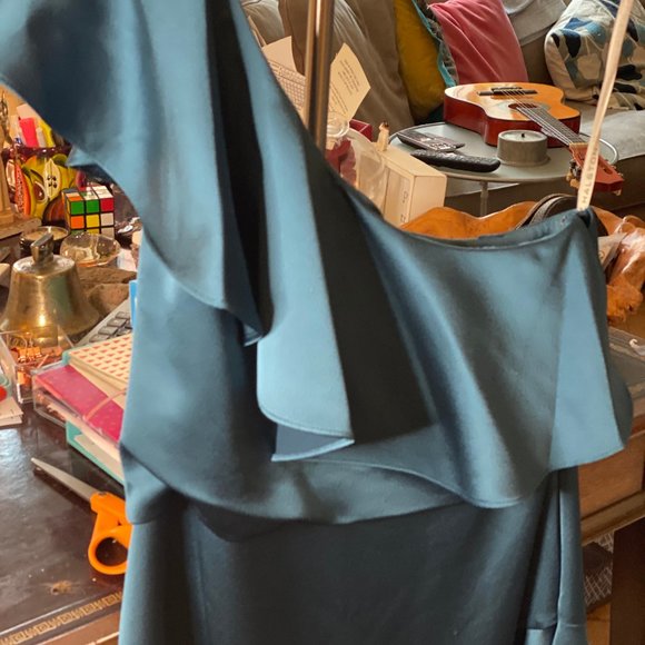 Halston. Stand out in the crowd! Cocktail/Party Dress - Picture 4 of 9